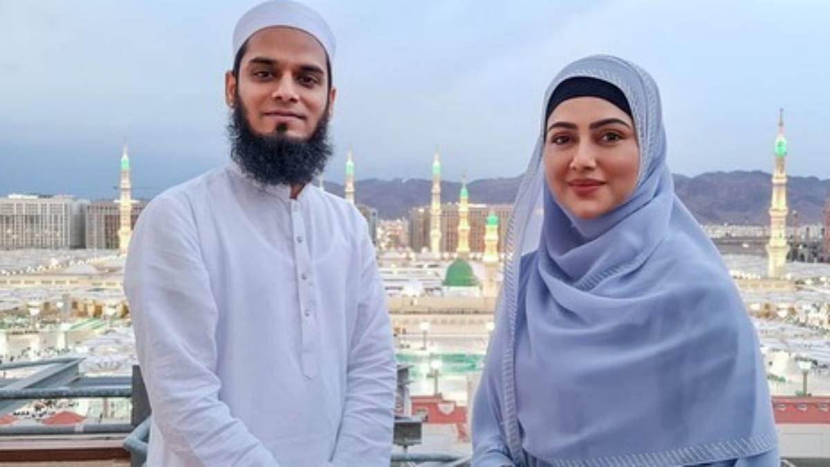 Did Sana Khan husband tortured her in public? actress explanation is here 