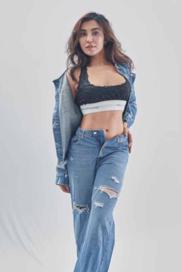 Parvati Nair unbuttoned her pant gets trolled 