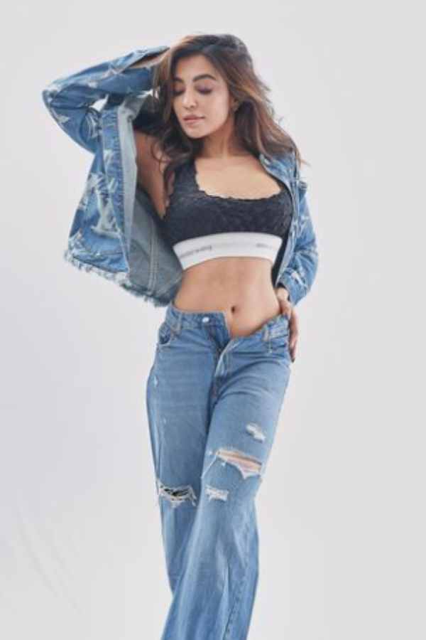 Parvati Nair unbuttoned her pant gets trolled 