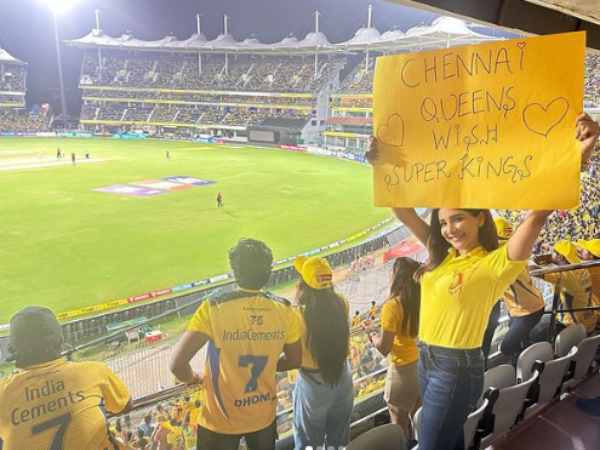 Sakshi Agarwal latest glamour blouse design grabs fans attention 