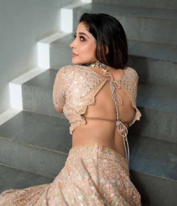 Sakshi Agarwal latest glamour blouse design grabs fans attention 