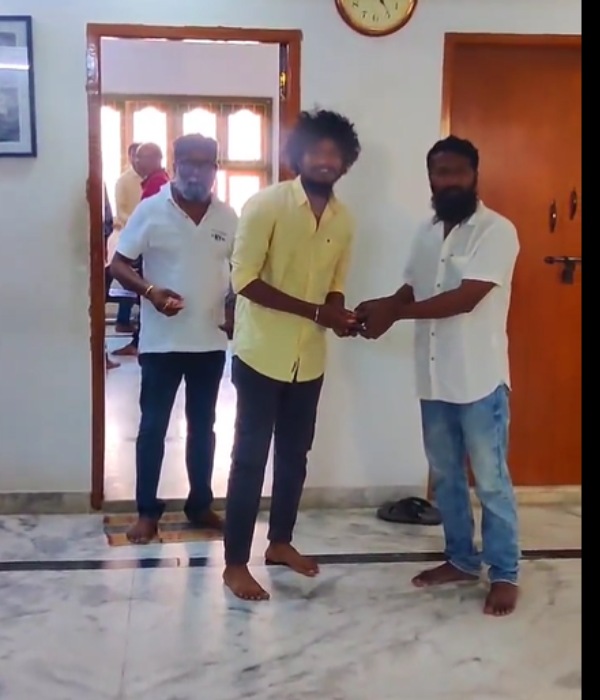  படக்குழுவினருக்கு அன்புப் பரிசு