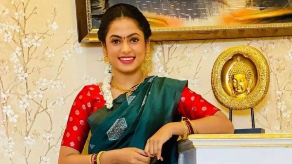 என்ன செய்கிறார் 