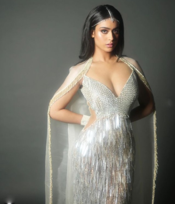 நைசாவின் எல்லைமீறிய கவர்ச்சி நைசாவின் எல்லைமீறிய கவர்ச்சி