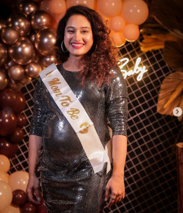 Pooja Ramachandran shares her total pregnancy transform photo in instagram