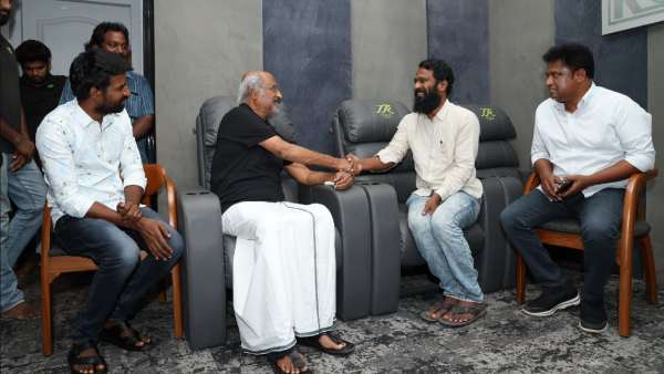  Viduthalai: Netizens are criticizing Vetrimaaran for sitting respectfully in front of Rajini 
