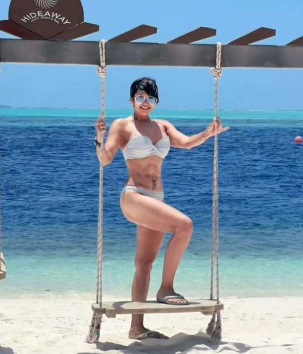 Actress Mandira bedi hot bikini photos from Maldives