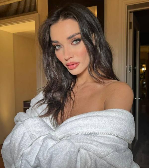 Amy Jackson glamorous and hot photoshoot always captivate the audience