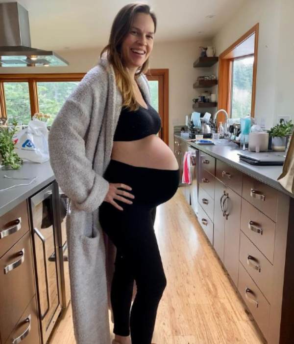 48 years old Hilary Swank Drops Naked Photo From Maternity Shoot 48 years old Hilary Swank Drops Naked Photo From Maternity Shoot