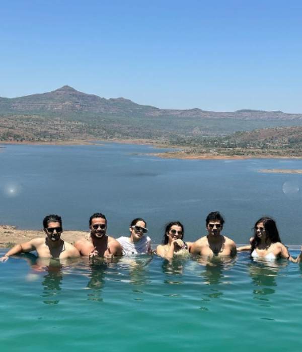 Urfi Javed enjoys her summer holiday with boy friends 