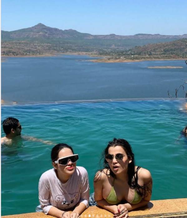 Urfi Javed enjoys her summer holiday with boy friends 