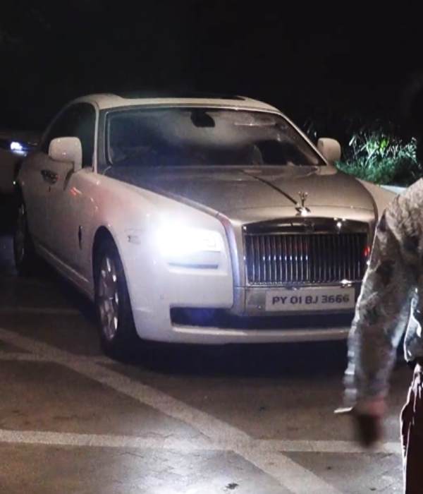  Legend Saravanan arriving in a Rolls Royce car video is trending now
