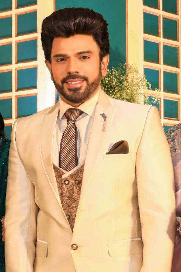  Legend Saravanan arriving in a Rolls Royce car video is trending now