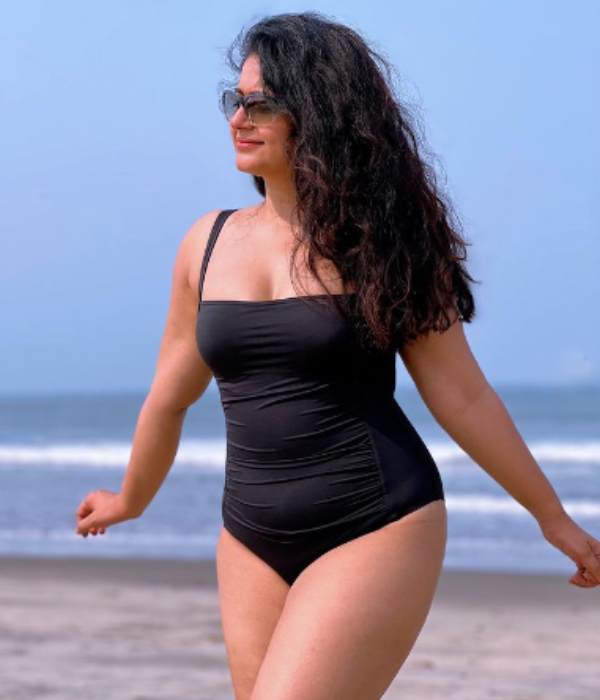 Poonam Bajwa enjoys her summer holiday at Goa in bikini and shares hot pics Poonam Bajwa enjoys her summer holiday at Goa in bikini and shares hot pics