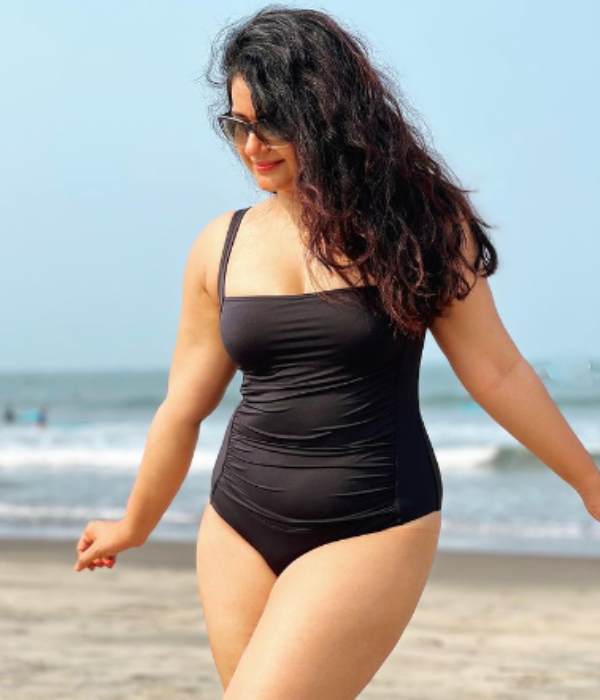 Poonam Bajwa enjoys her summer holiday at Goa in bikini and shares hot pics Poonam Bajwa enjoys her summer holiday at Goa in bikini and shares hot pics