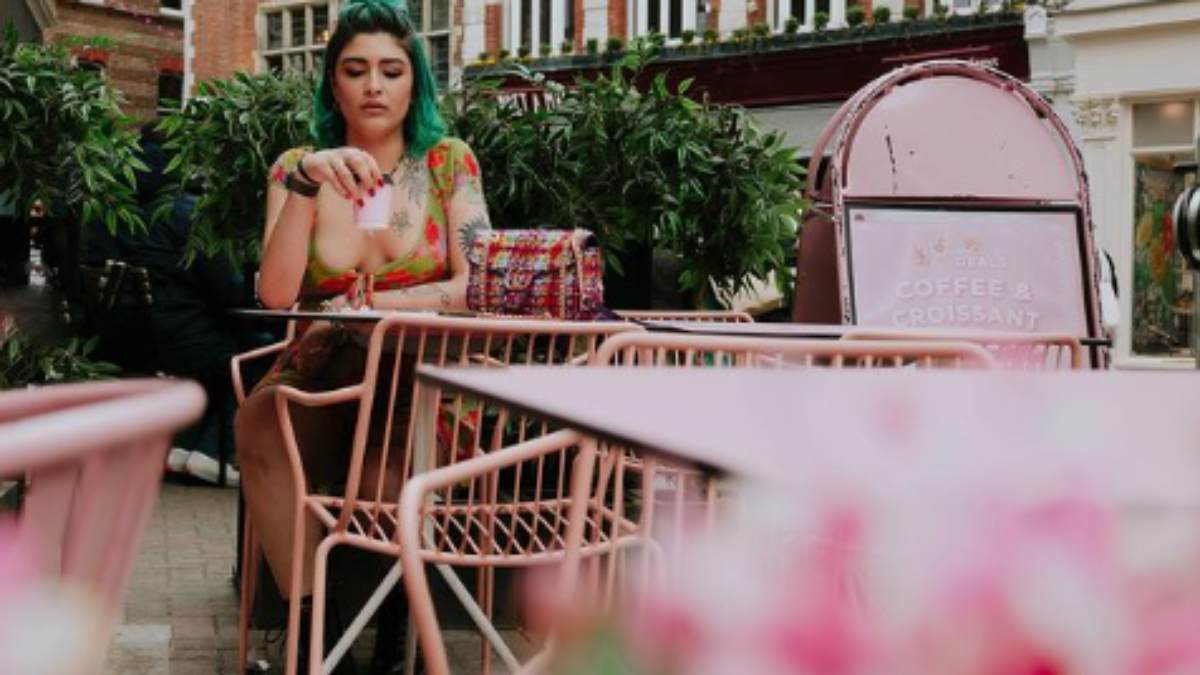 Actress Kushboos daughter Avantikas photos makes fans unhappy 