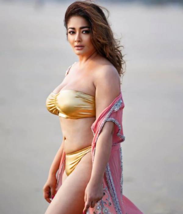 கவர்ச்சியில் கிறங்கடிக்கும் கிரண் 