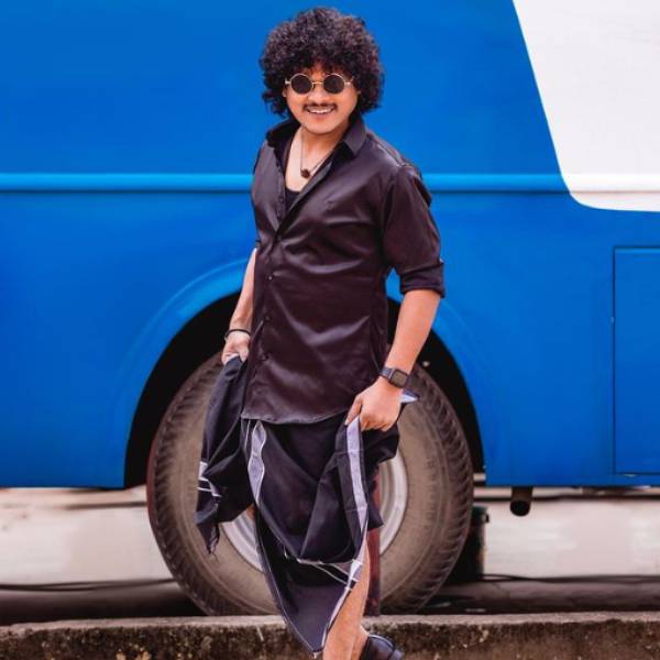 விஜய் டிவி புகழ் 