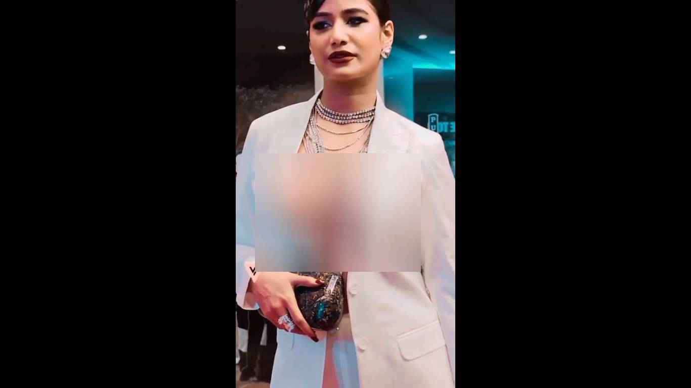Poonam Pandey reveals her breasts in Award function stirs controversy 