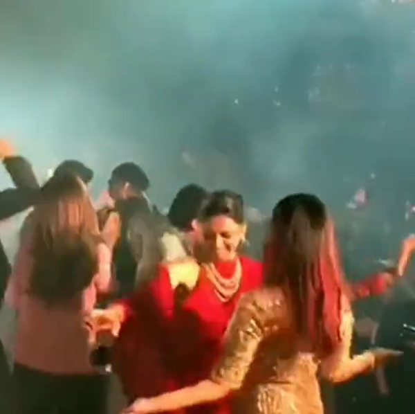 Bollywood Actress Aiswarya rai joins Party and dances with Dipika padukone 