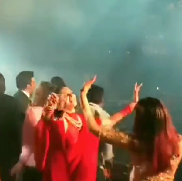 Bollywood Actress Aiswarya rai joins Party and dances with Dipika padukone 