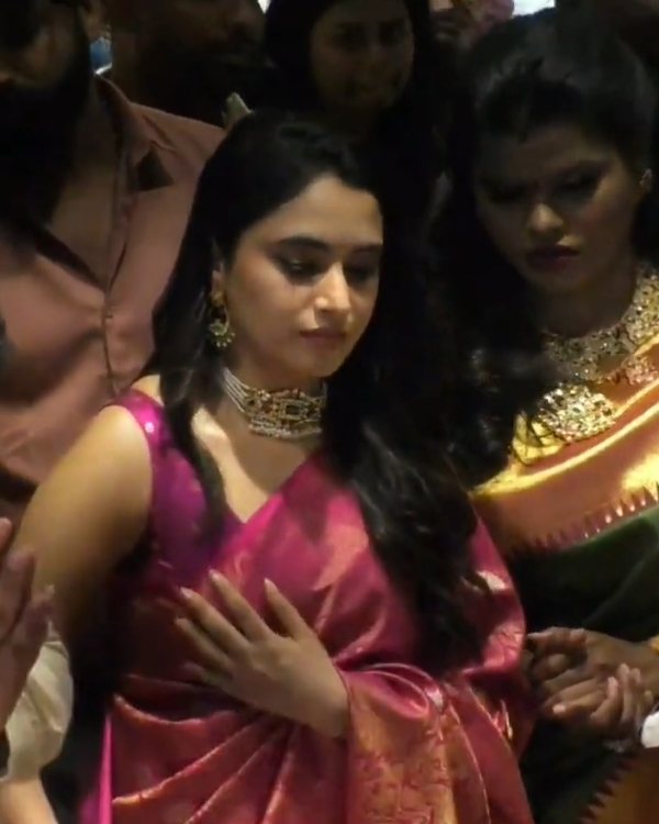  Priyanka Mohan saree adjustment latest video trending in social media 