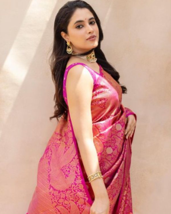  Priyanka Mohan saree adjustment latest video trending in social media 