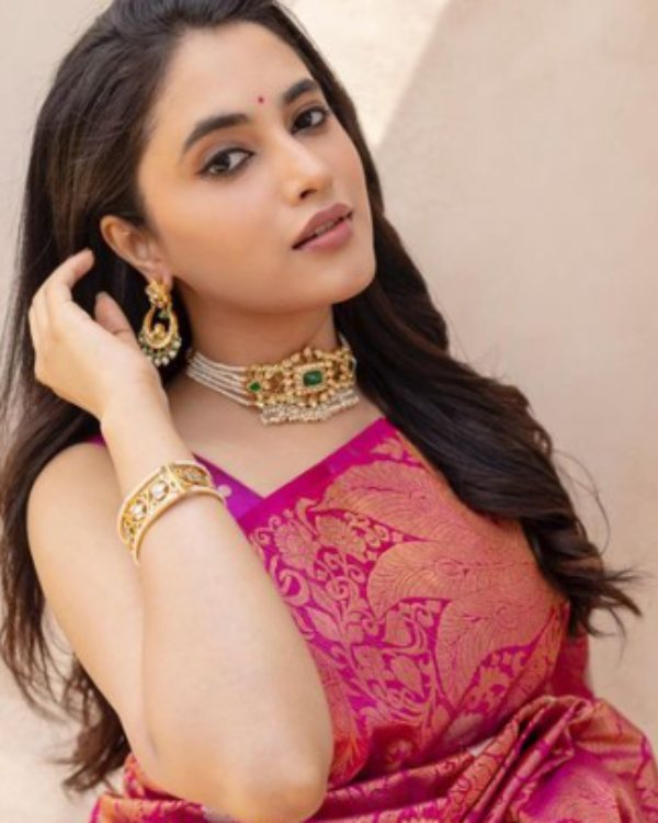  Priyanka Mohan saree adjustment latest video trending in social media 