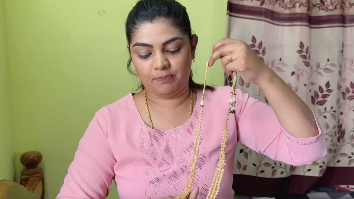 Roja serial actress Shamili Sukumar shows her Jewellery collections 