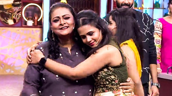 பிஸியாக இருக்கிறார் பிஸியாக இருக்கிறார்