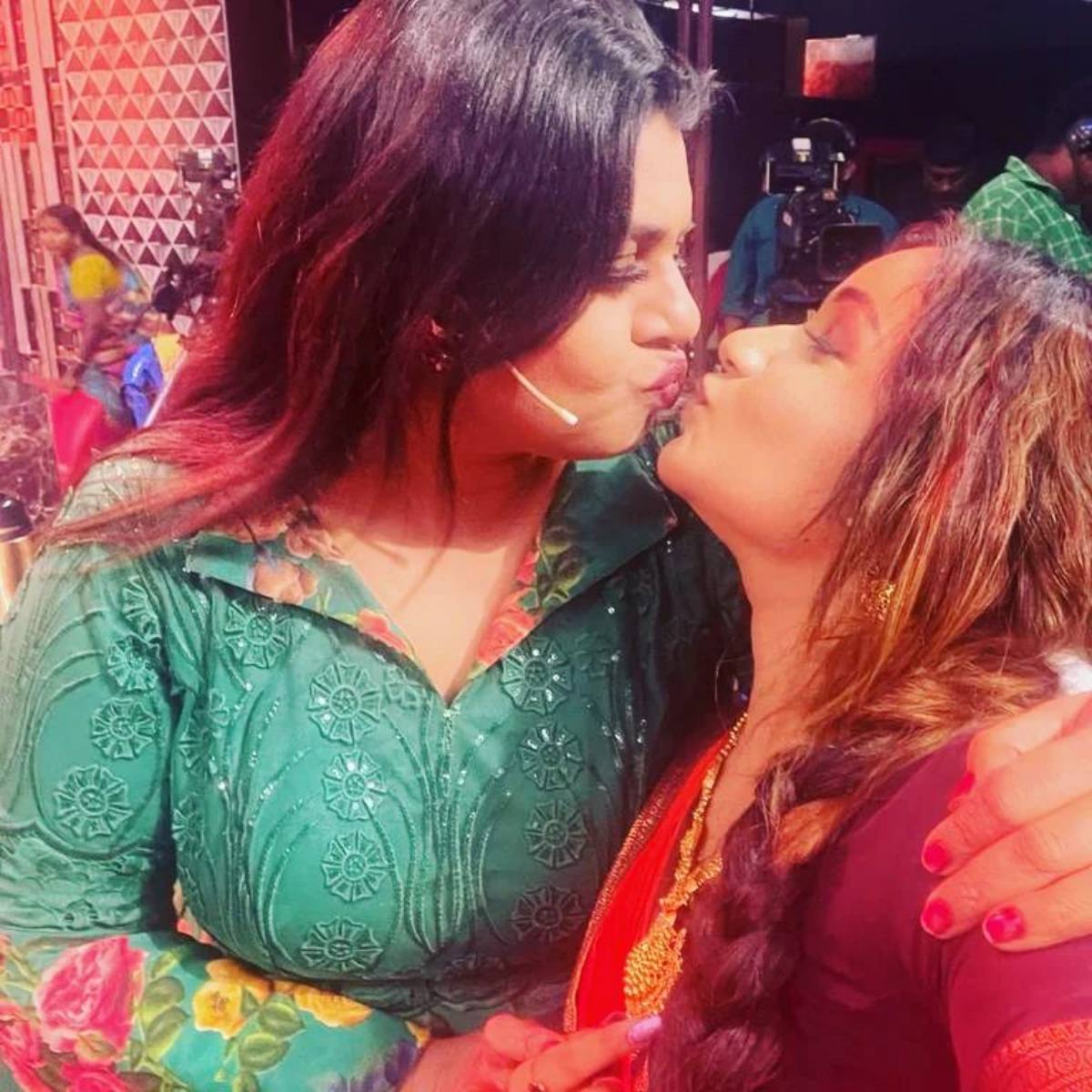  Vichitra gives lip kiss to Raveena Daha gets slammed by netizens 