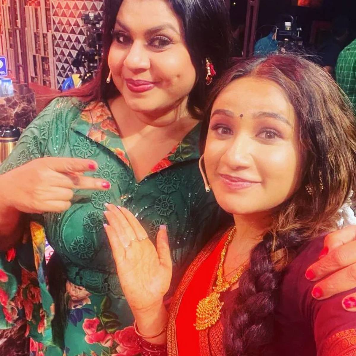  Vichitra gives lip kiss to Raveena Daha gets slammed by netizens 