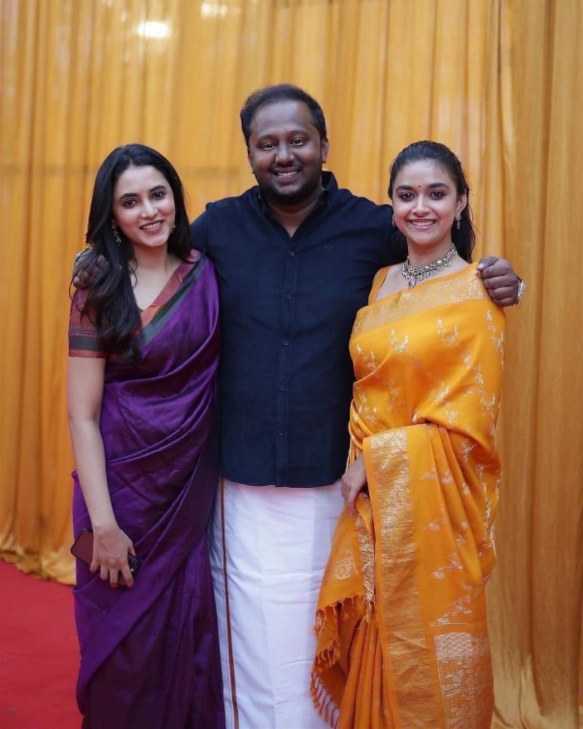 Keerthy Suresh and Priyanka Mohan eating Dosa at a hotel photo trending in social media 