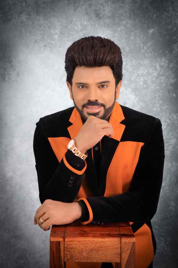 Actor Legend Saravanan shares new photos in social media 