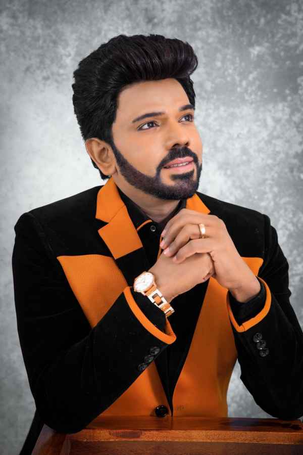 Actor Legend Saravanan shares new photos in social media 