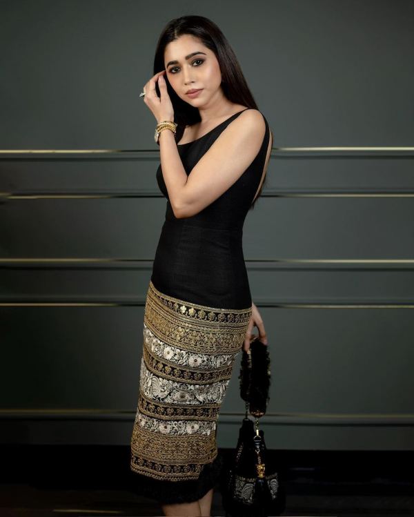 Jayam Ravis wife Aarthi Ravi stunning glamorous photos grabs Kushbu and Shriya Saran 