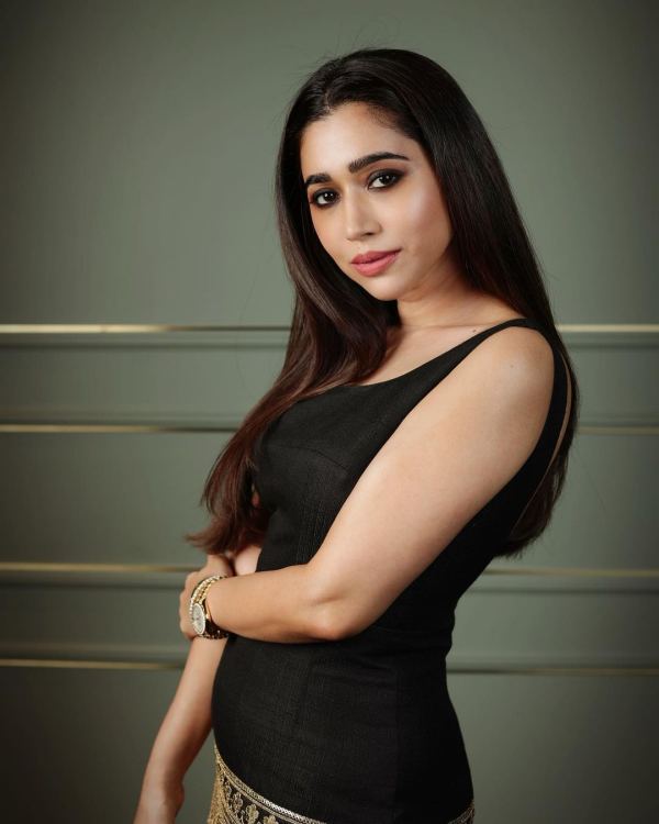 Jayam Ravis wife Aarthi Ravi stunning glamorous photos grabs Kushbu and Shriya Saran 