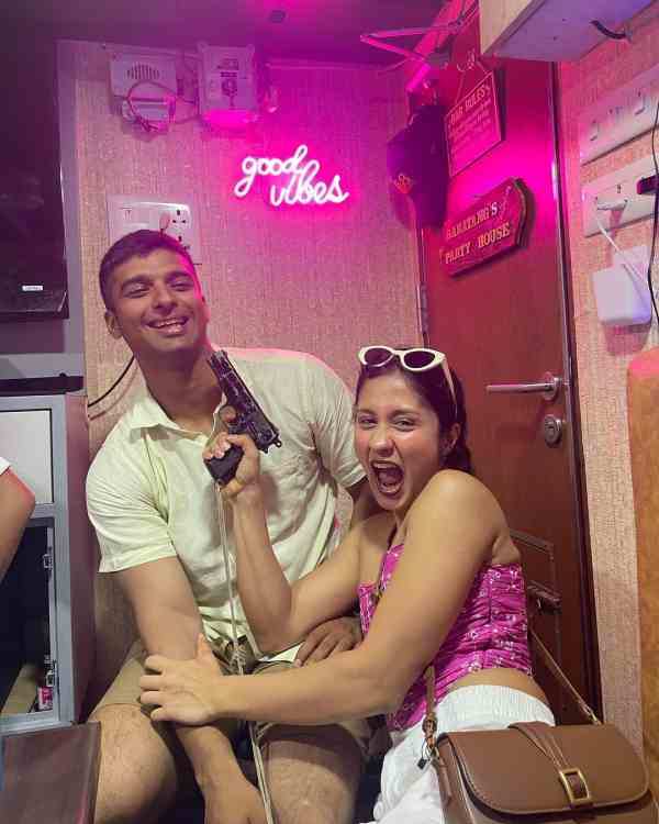 Survivor Tamil contestant Aishwarya Krishnan placing gun at her lovers head 