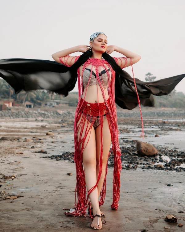 Aabha Paul stuns everyone in her throwback topless photo 