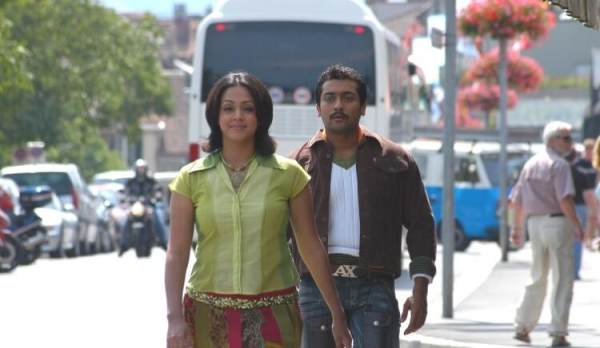 A Stranger changes his dress in New York Nagaram song decoded by a netizen 