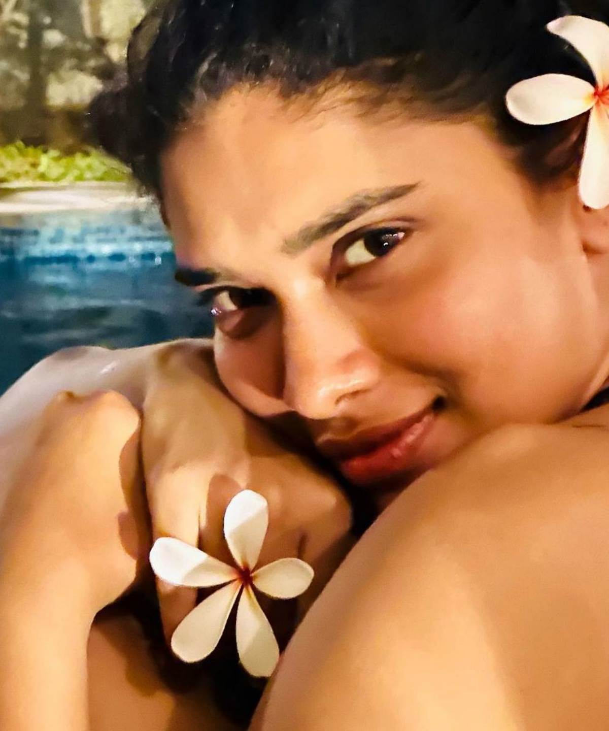 Kazhuvethi Moorkkan actress Dushara Vijayan shares hot swimming dress pics 