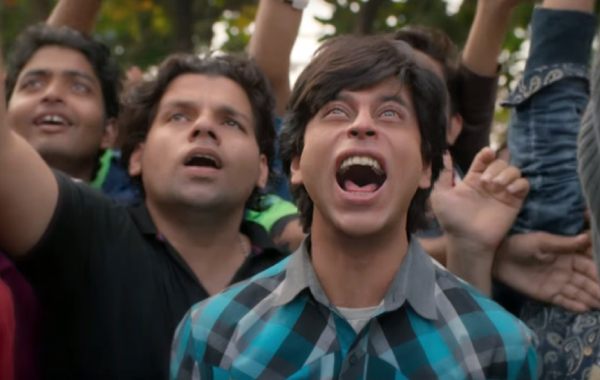 Shah Rukh Khan angry over a Fan who took selfie at Mumbai airport 