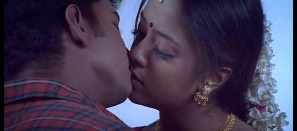 Vijay and Jyothika done lip lock photoshoot for Kushi Movie 