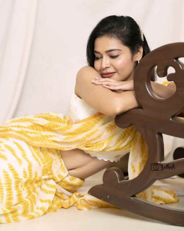 Actress Dharsha Gupta cute photos in saree 