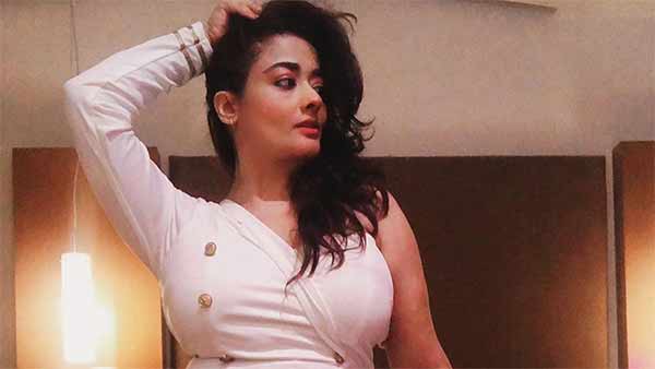 Actress Kiran shares her wine drinking hot photos 