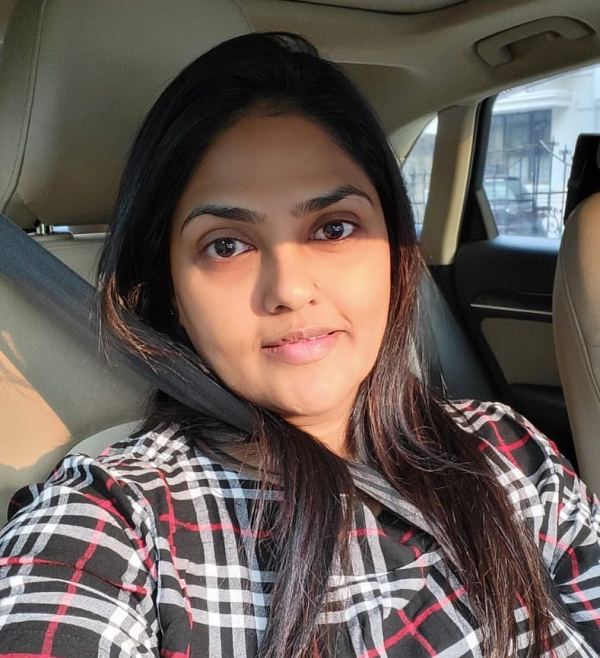 Nirosha stuns her fans with latest modern costumes Nirosha stuns her fans with latest modern costumes