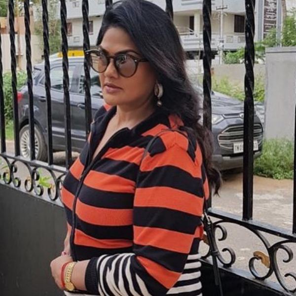 Nirosha stuns her fans with latest modern costumes Nirosha stuns her fans with latest modern costumes