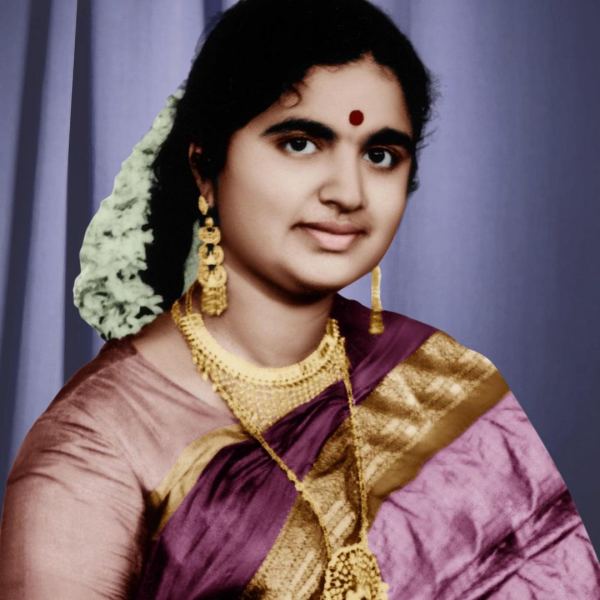 Nirosha shares her Mother Young age photos and sends Mothers Day wishes Nirosha shares her Mother Young age photos and sends Mothers Day wishes