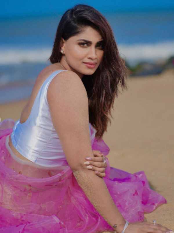 Shivani Narayanan stunning so hot in her latest beach side photos 