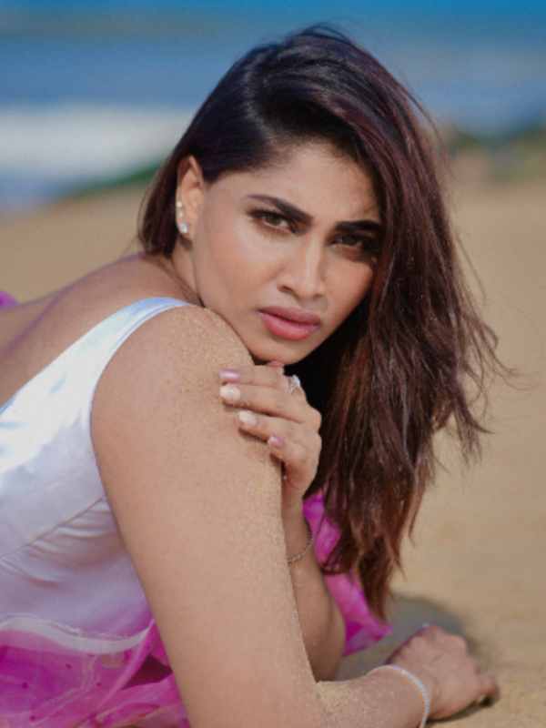 Shivani Narayanan stunning so hot in her latest beach side photos 